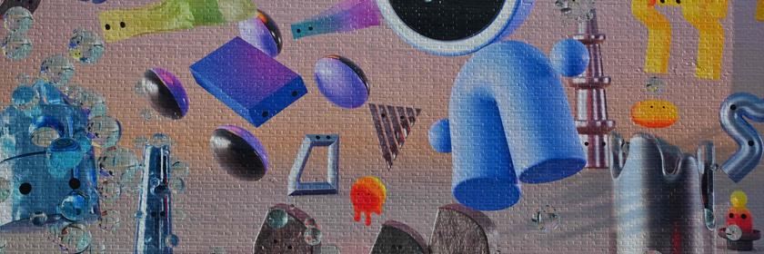 Buntes Kunstwerk an der Wand. 