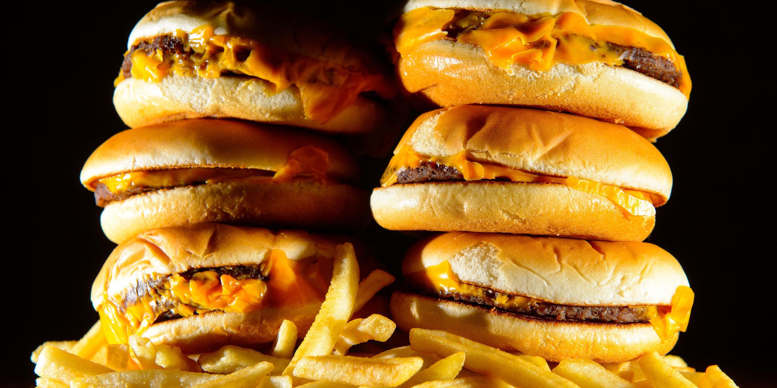 Gestapelte Cheeseburger und Pommes Frites