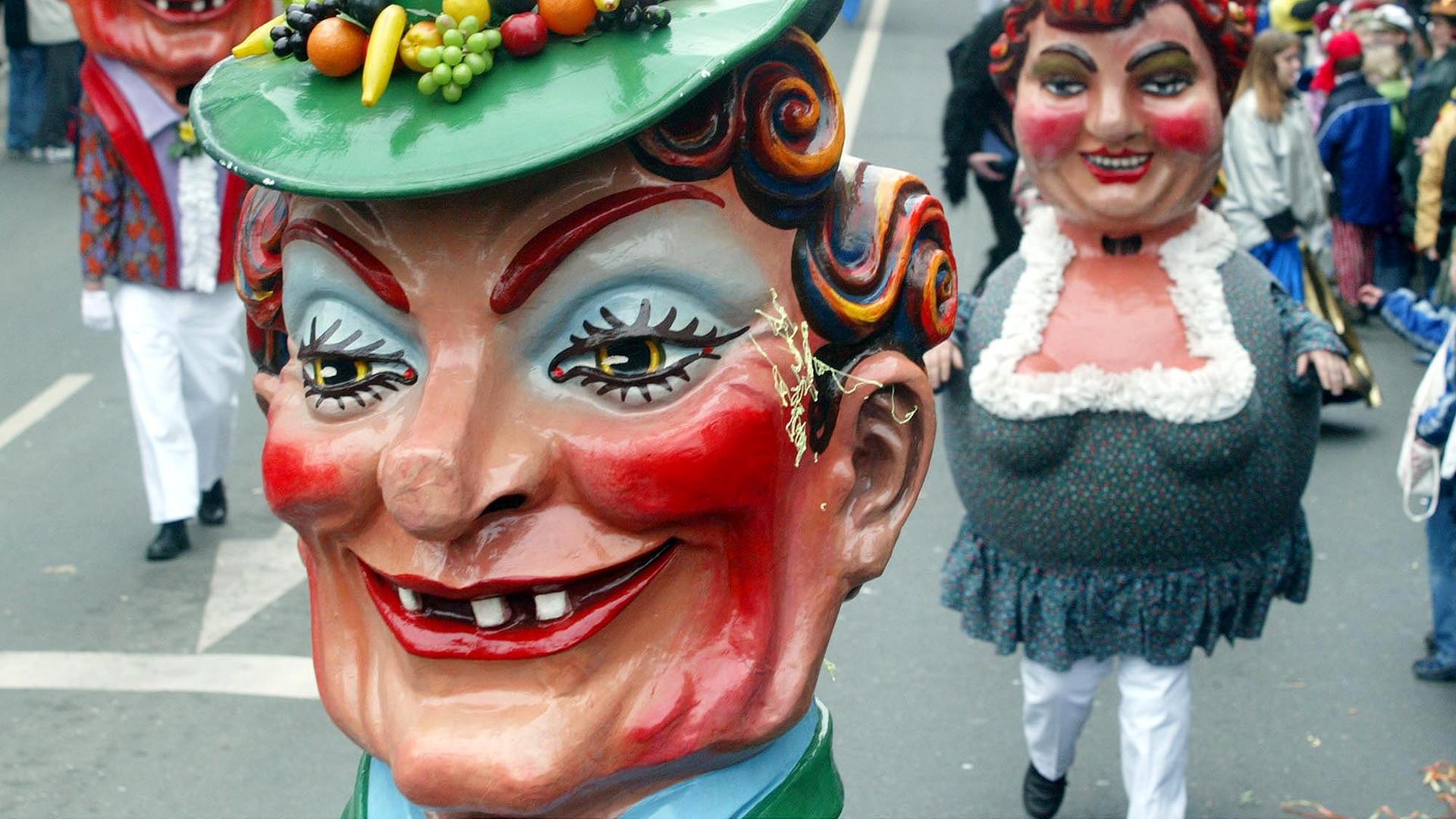 Masken beim Rosenmontagszug in Mainz
