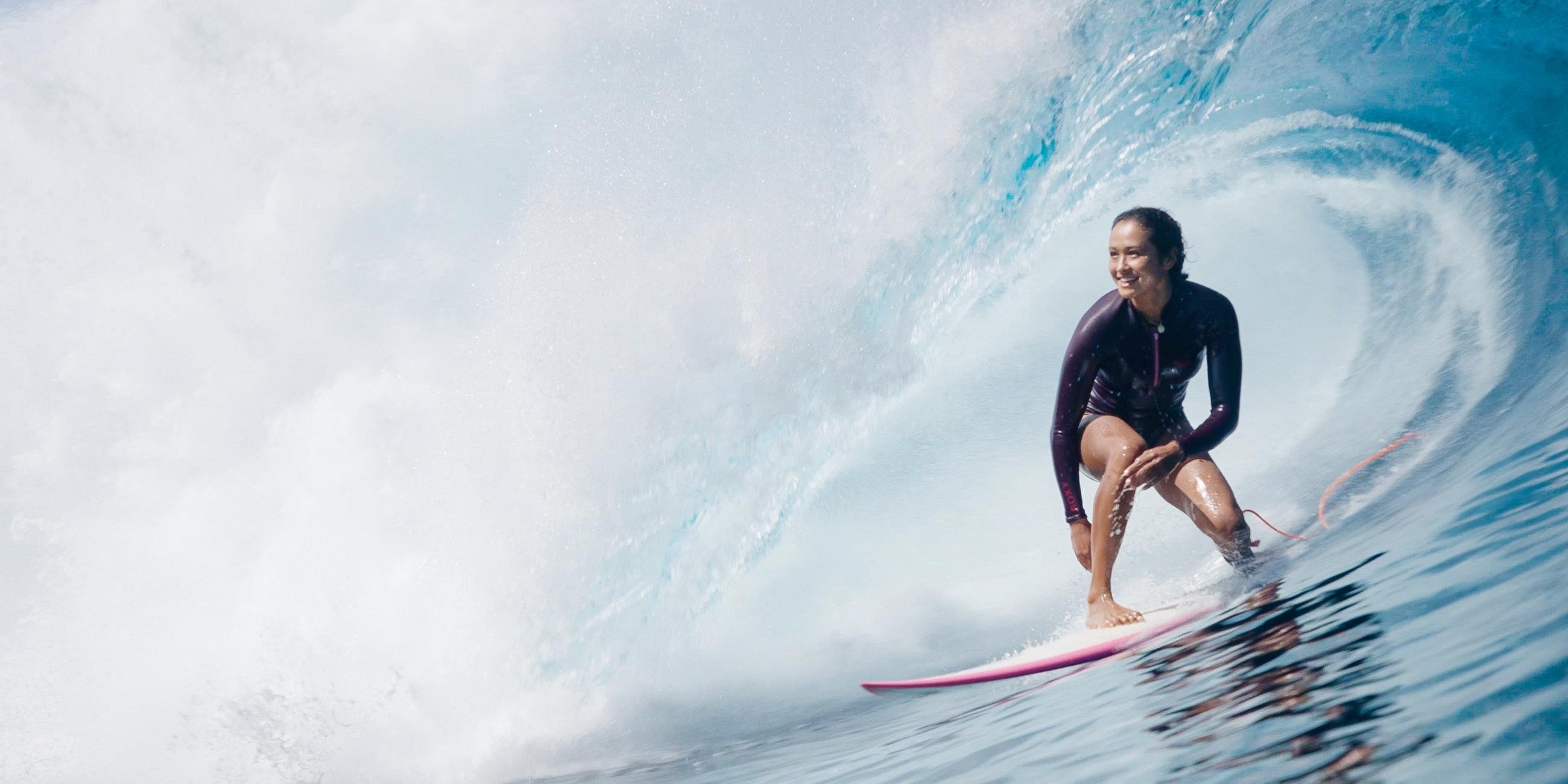 Surferin Vahine Fierro in den Wellen von Teahupoo auf Tahiti