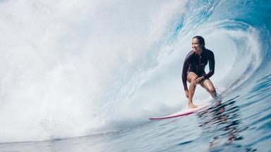 Surferin Vahine Fierro in den Wellen von Teahupoo auf Tahiti