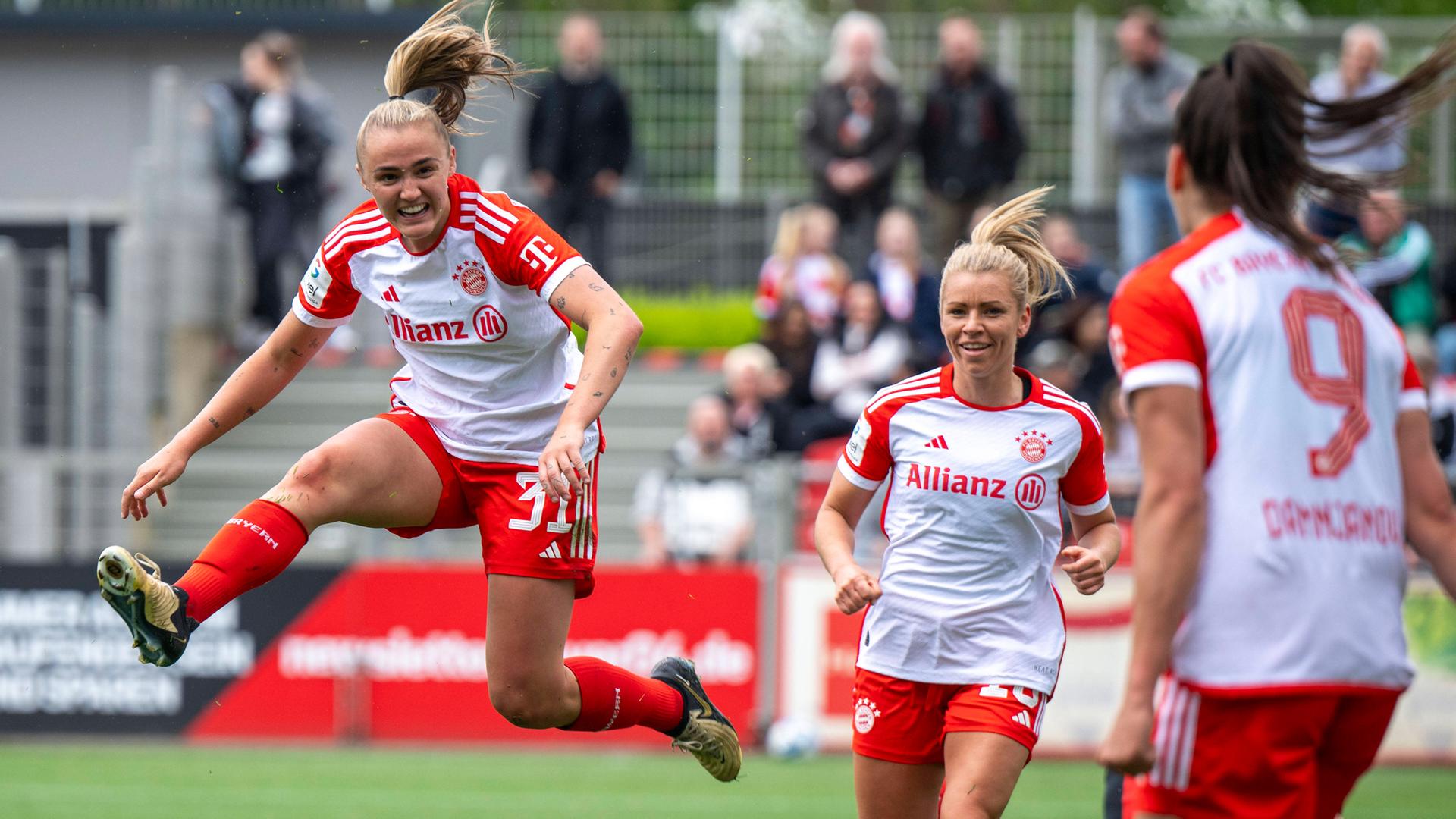 Münchens Georgia Stanway jubelt nach ihrem Tor zum 0:1. 