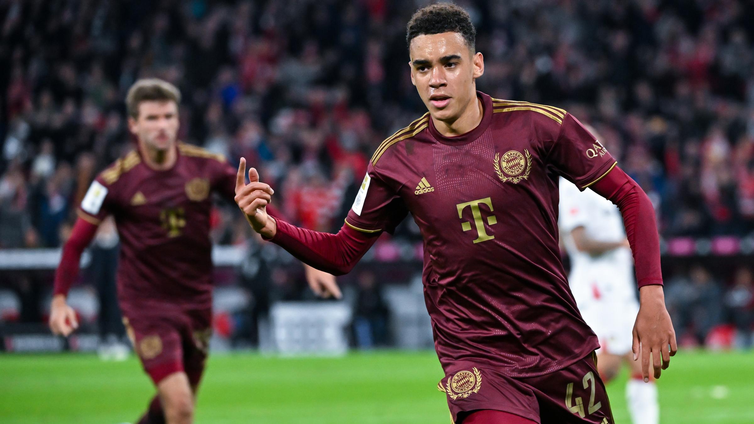 30.09.2022, Bayern, München: Fußball: Bundesliga, Bayern München - Bayer Leverkusen, 8. Spieltag in der Allianz Arena. Jamal Musiala von München jubelt über sein Tor zum 2:0.