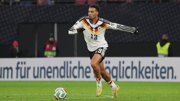 Felix Nmecha im Trikot der Nationalmannschaft beim Spiel Deutschland - Slowakei. 