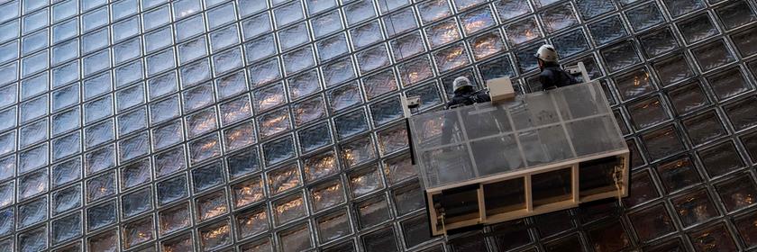 Fensterreiniger in Tokio auf Kran