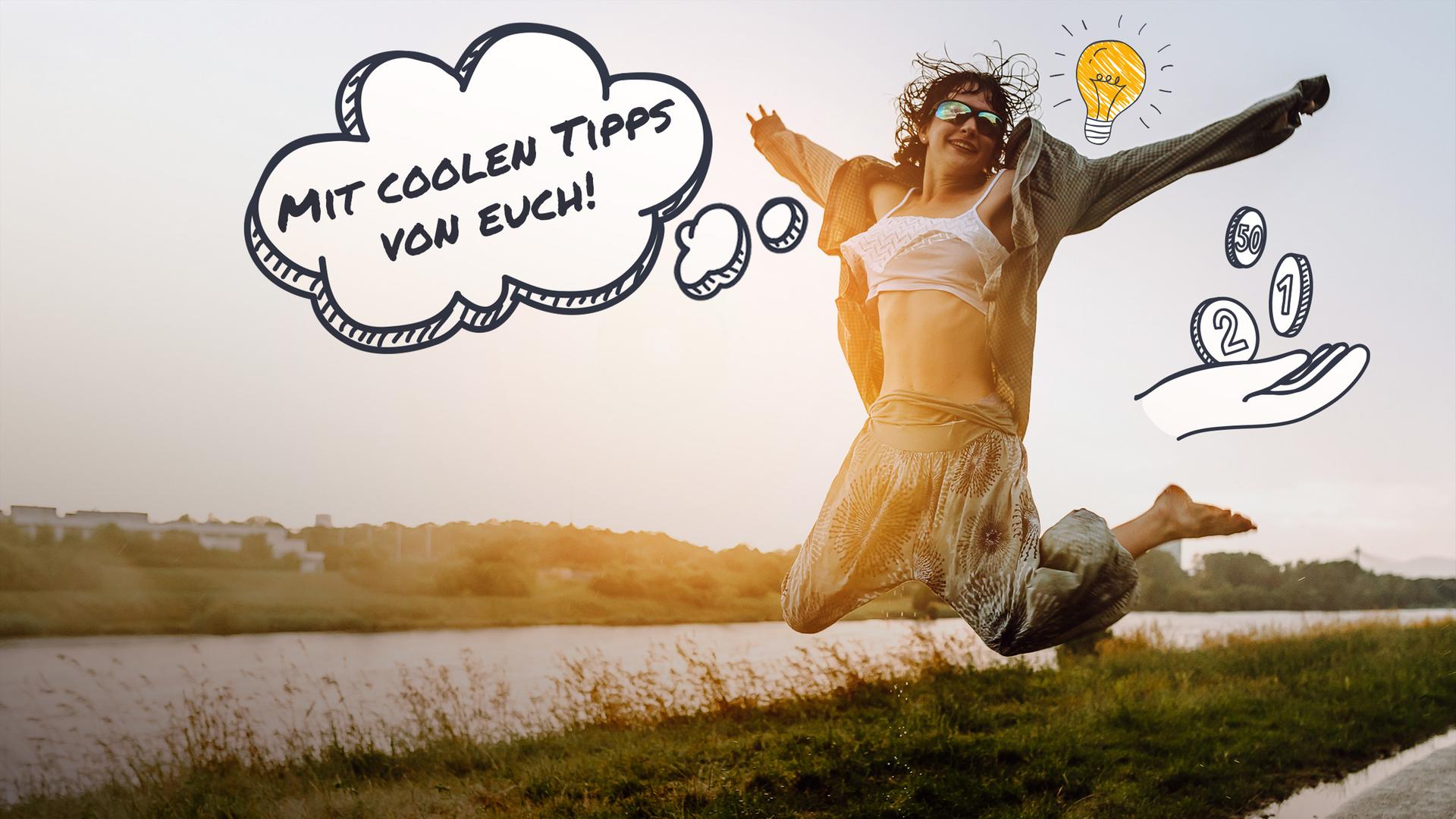 Jugendliche springt fröhlich in der Abendsonne in die Luft und hat eine Gedankenblase mit einer Glühbirne drin.