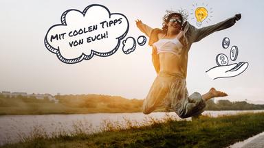 Jugendliche springt fröhlich in der Abendsonne in die Luft und hat eine Gedankenblase mit einer Glühbirne drin.