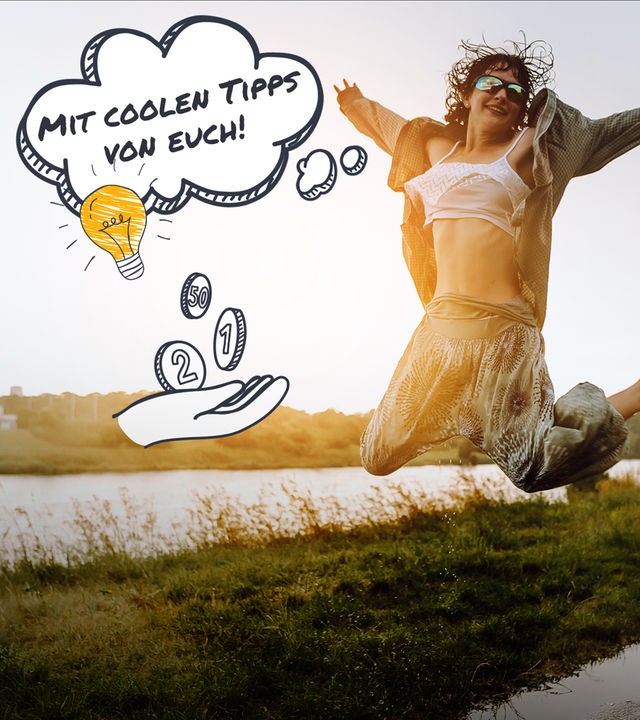 Jugendliche springt fröhlich in der Abendsonne in die Luft und hat eine Gedankenblase mit einer Glühbirne drin.