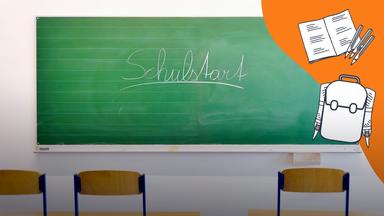 Eine Collage zeigt eine Tafel auf der steht das Wort Schulstart! Daneben ist ein orangenes Feld mit einem gezeichneten Schulranzen, einem Heft und einem Stift.