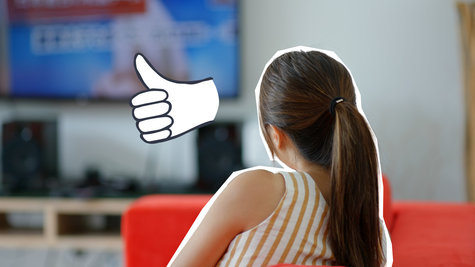 Mädchen sitzt vor dem Fernseher 