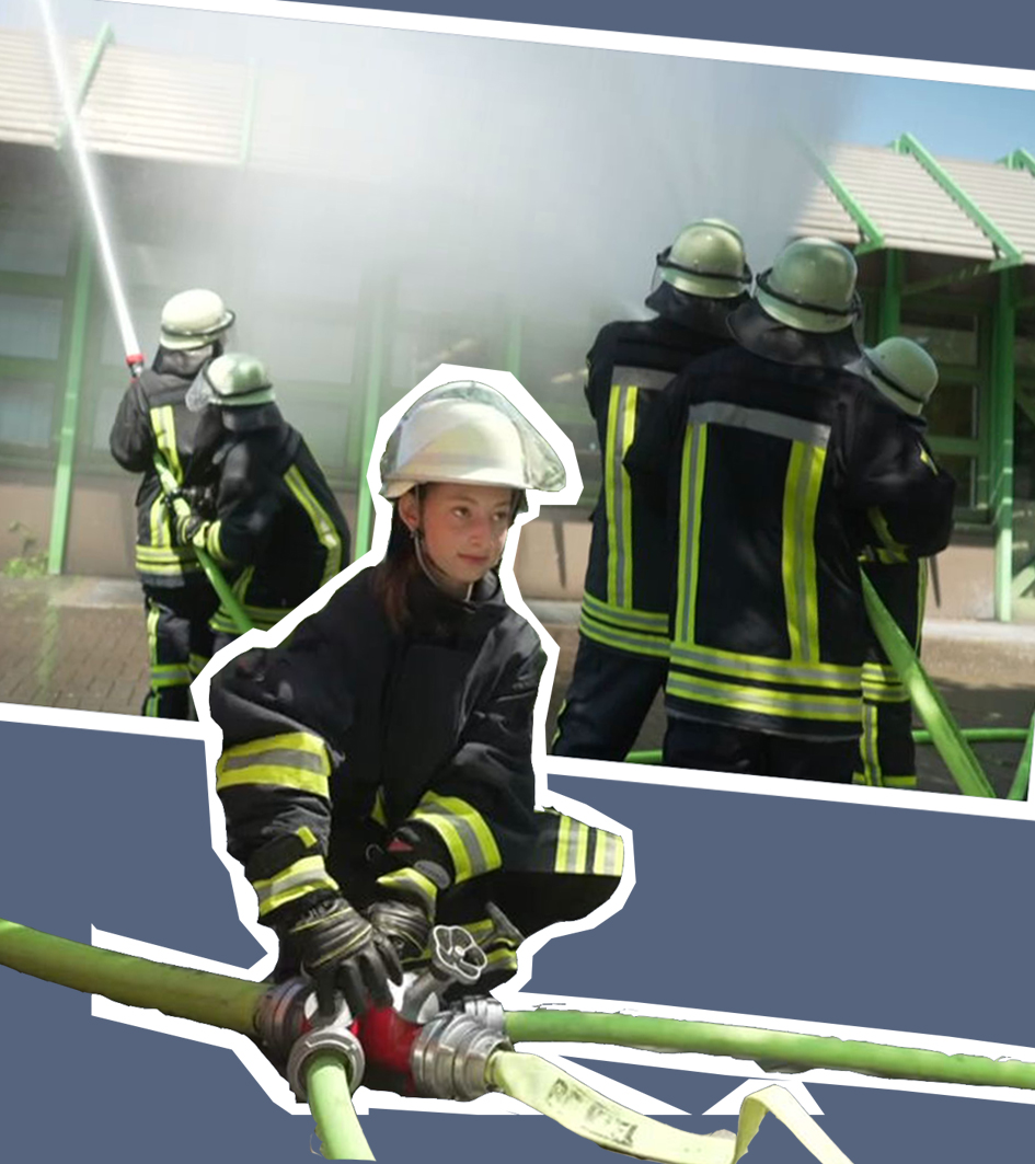 Schülerinnen und Schüler löschen mit Feuerwehrschlauch