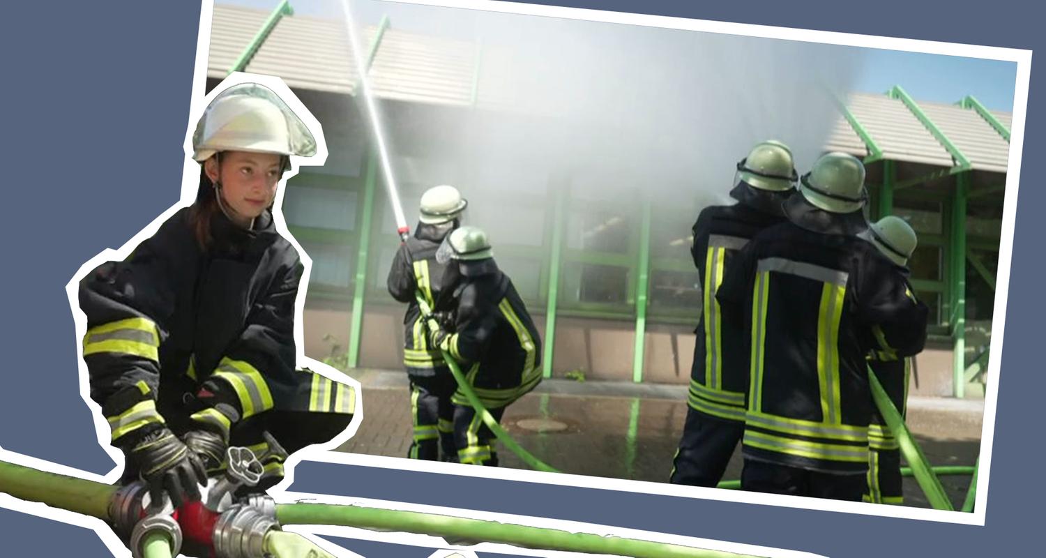 Schülerinnen und Schüler löschen mit Feuerwehrschlauch