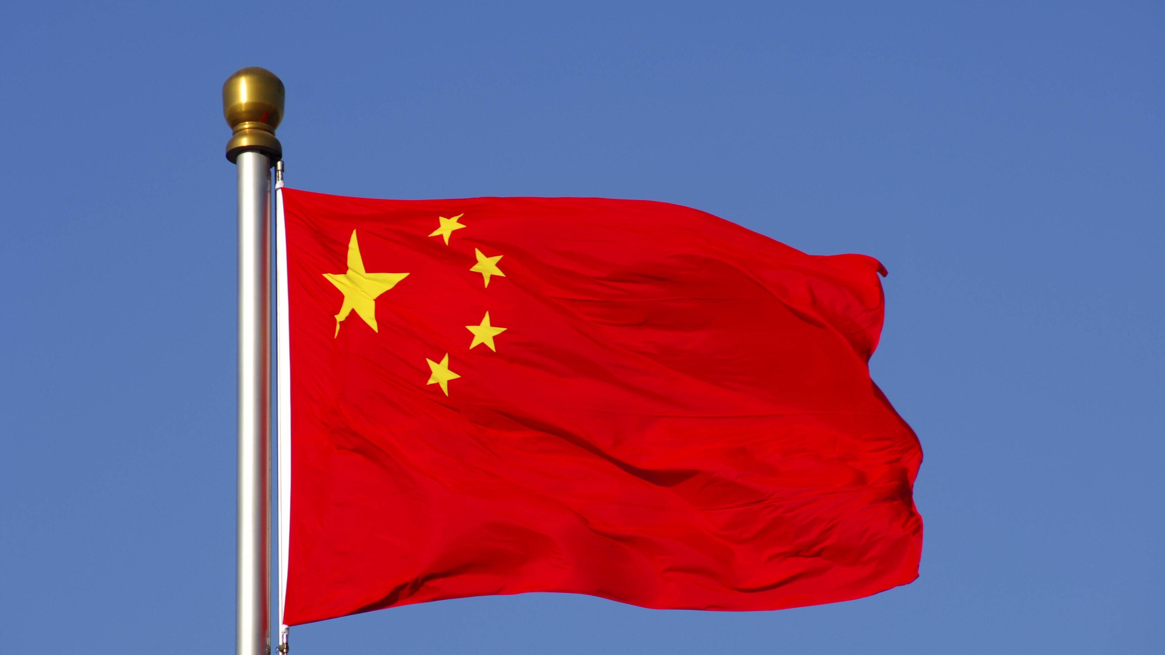 Chinesische Nationalfahne vor blauem Himmel 