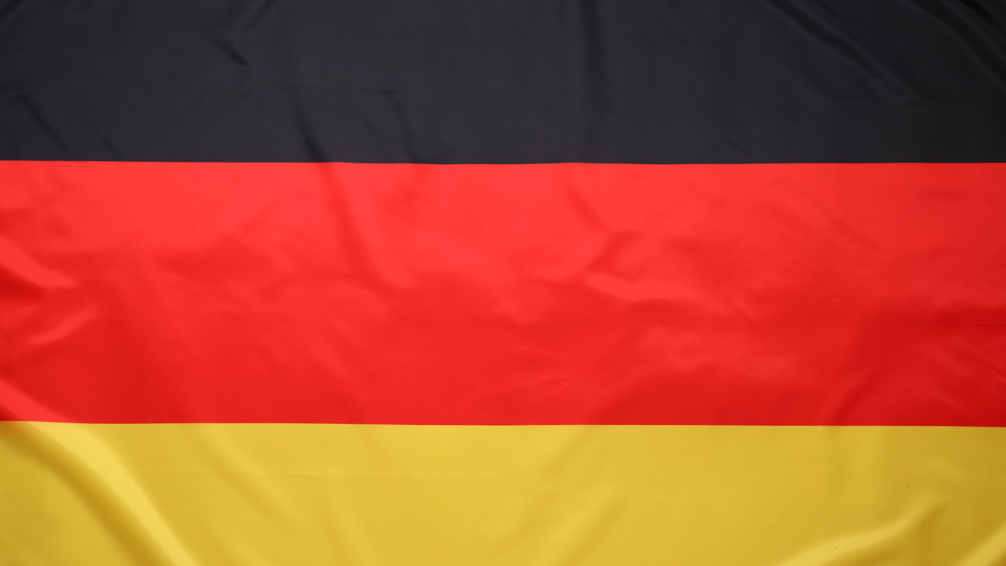Deutsche Flagge mit den drei gleichgroßen Balken Schwarz, Rot und Gelb