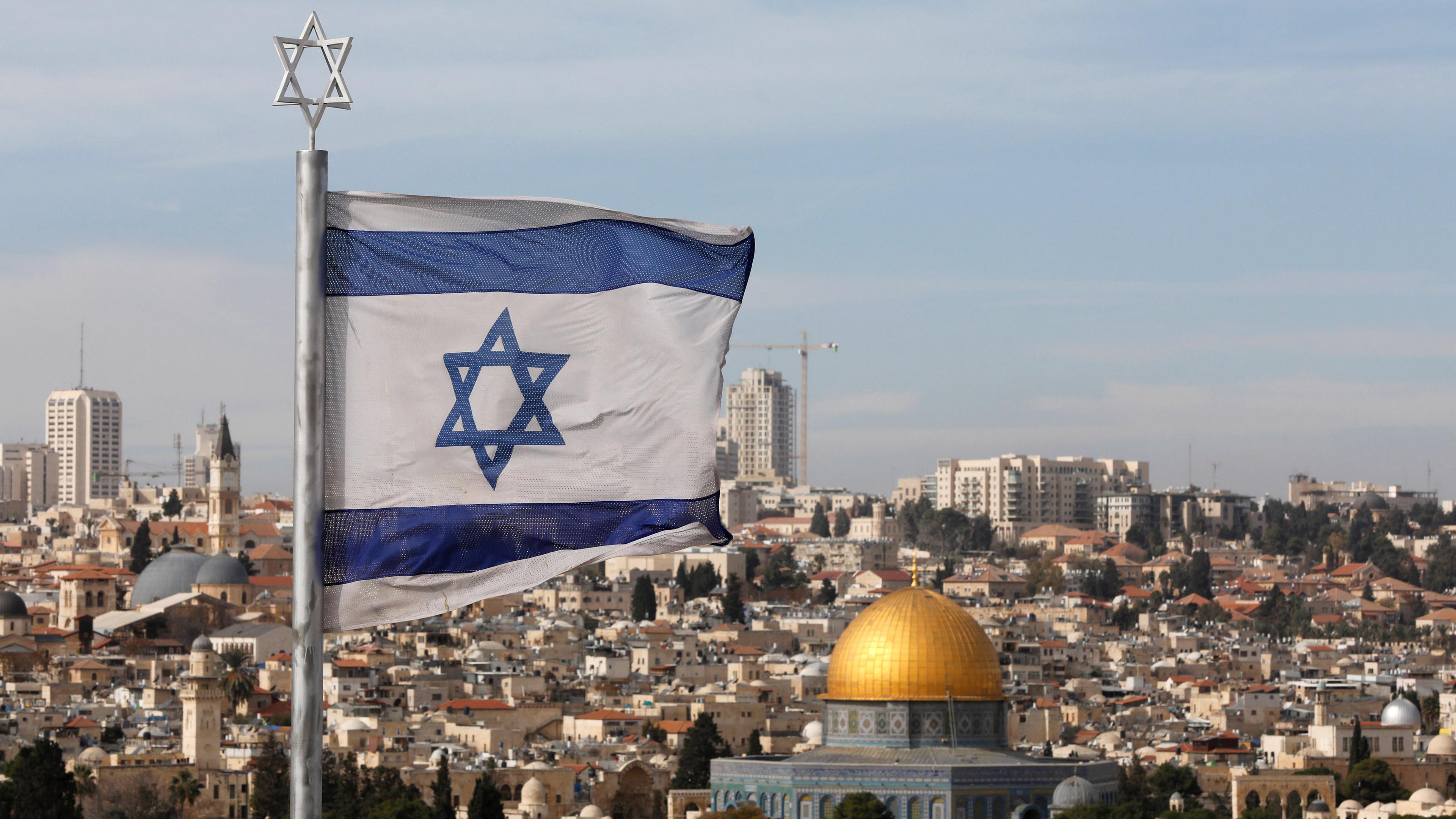 Die israelische Flagge weht vor dem Felsendom in Jerusalem