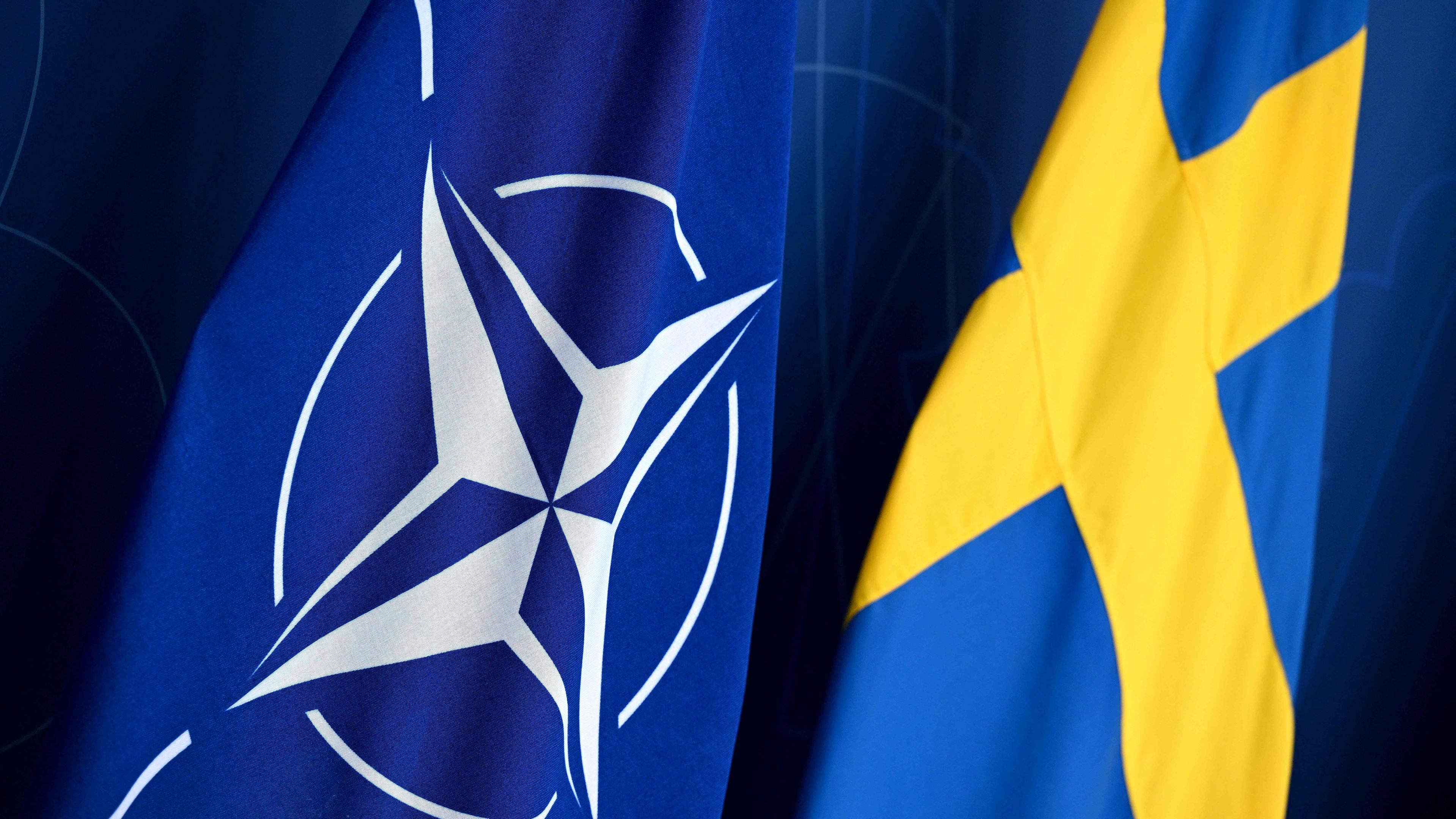 Flaggen der NATO und von Schweden