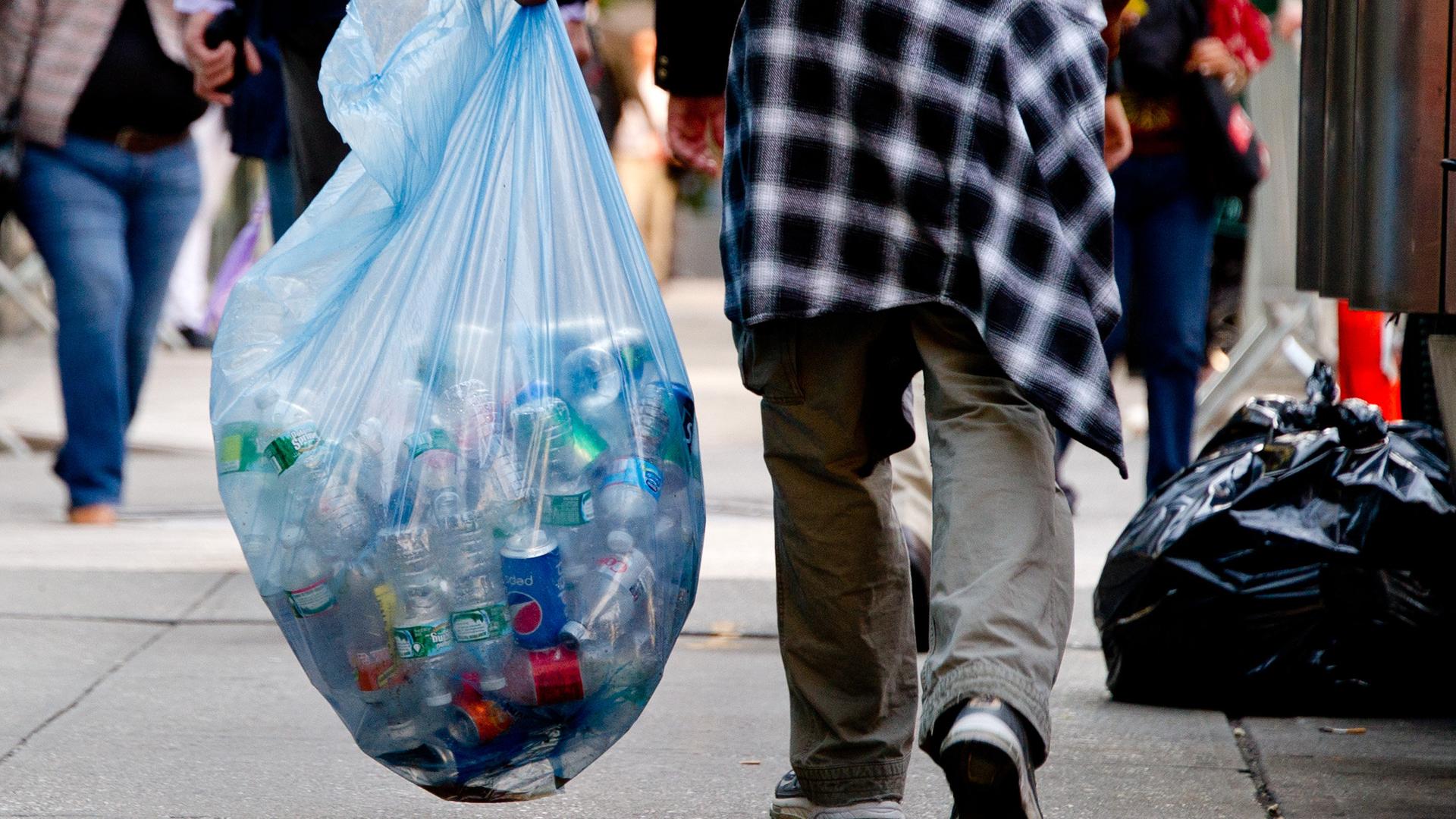 Mann sammelt Pfandflaschen