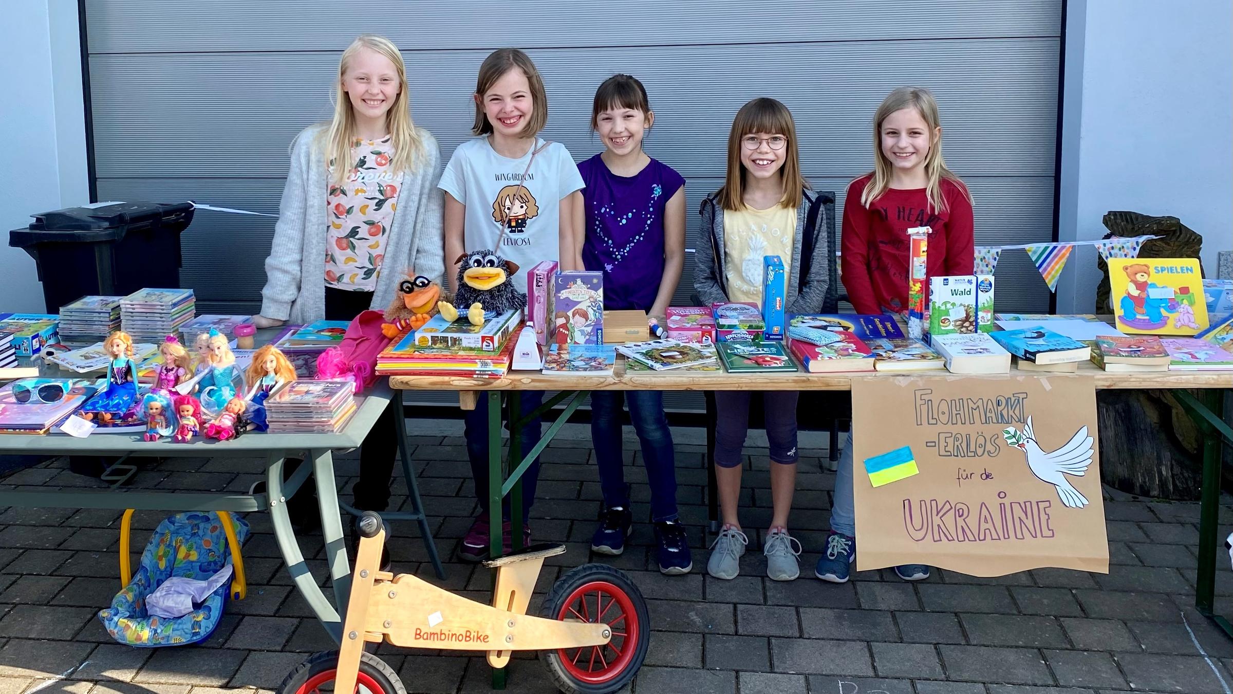 Kinder aus Jöhlingen verkaufen Spielsachen und Bücher 