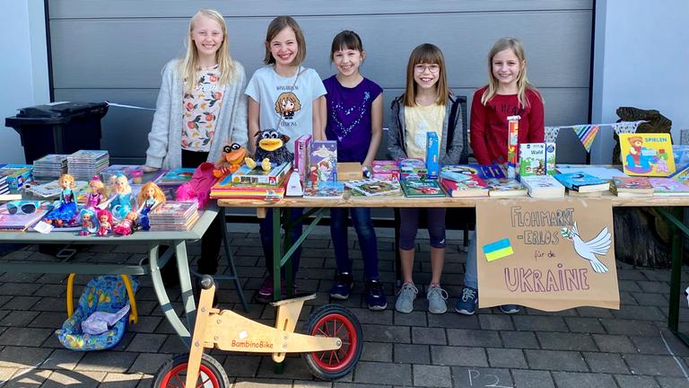 Kinder aus Jöhlingen verkaufen Spielsachen und Bücher 