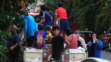 Zehntausende Menschen  fliehen vor den israelischen Luftangriffen