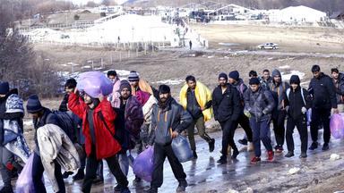 Geflüchtete Menschen unterwegs in Bosnien 