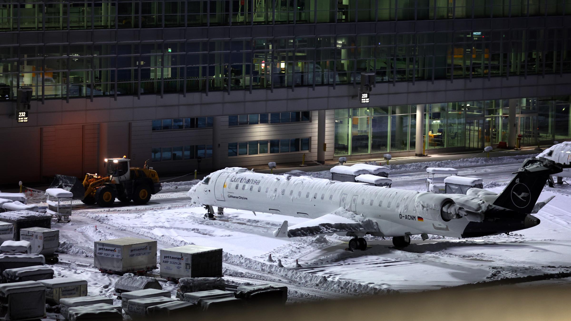 Ein Flugzeug steht auf einer schneebedeckten Wartefläche.
