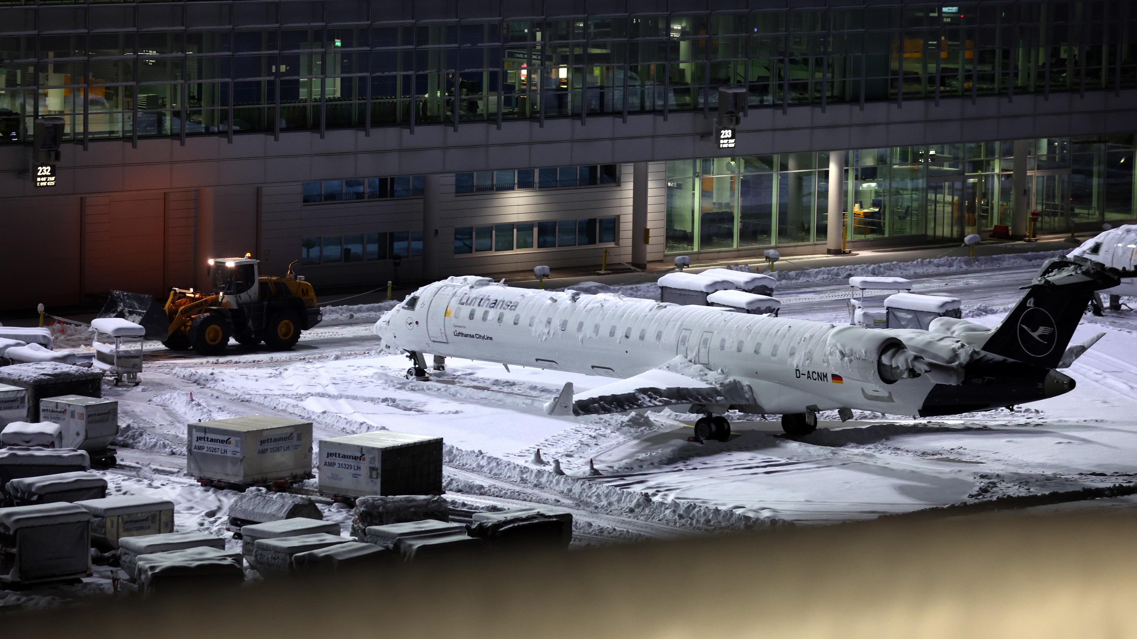 Ein Flugzeug steht auf einer schneebedeckten Wartefläche.