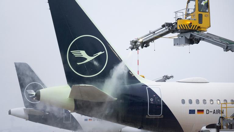 Passagiermaschinen der Lufthansa werden auf dem Flughafen Frankfurt enteist.