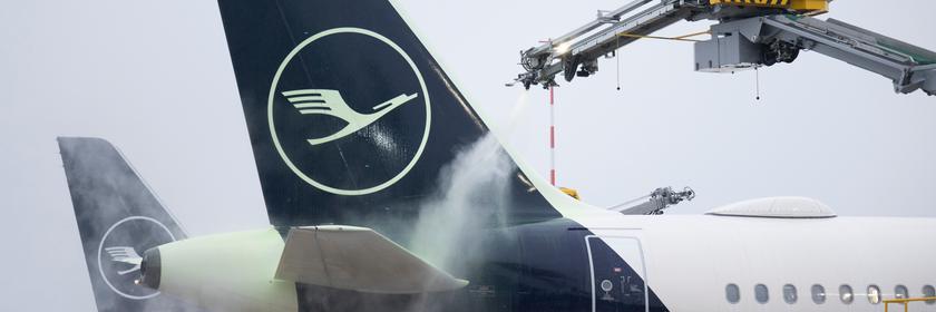 Passagiermaschinen der Lufthansa werden auf dem Flughafen Frankfurt enteist.