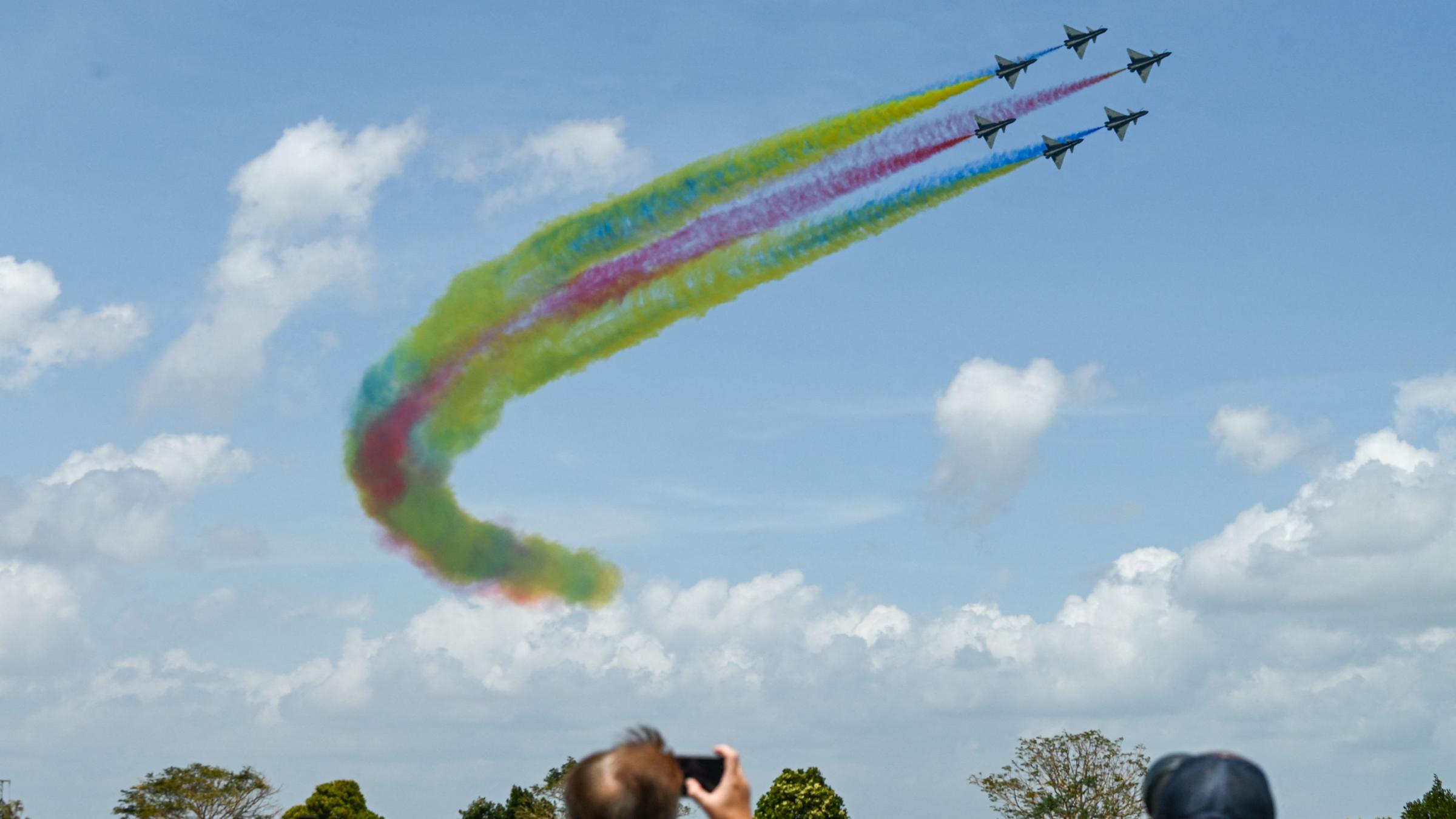 In Singapur staunen viele Menschen über die Singapore Airshow am 3. Februar. 