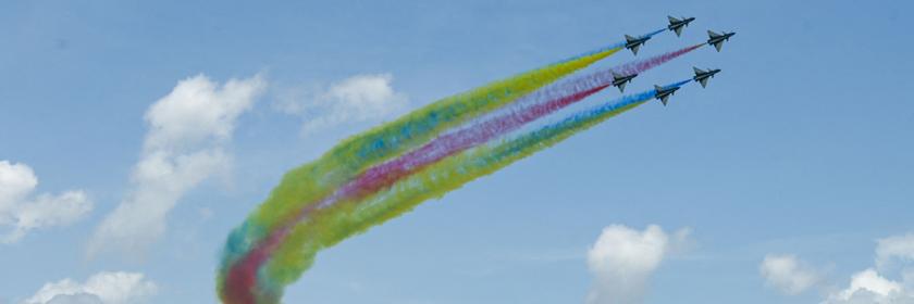 In Singapur staunen viele Menschen über die Singapore Airshow am 3. Februar. 