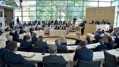 Politiker bei einer Sitzung im Kieler Landtag