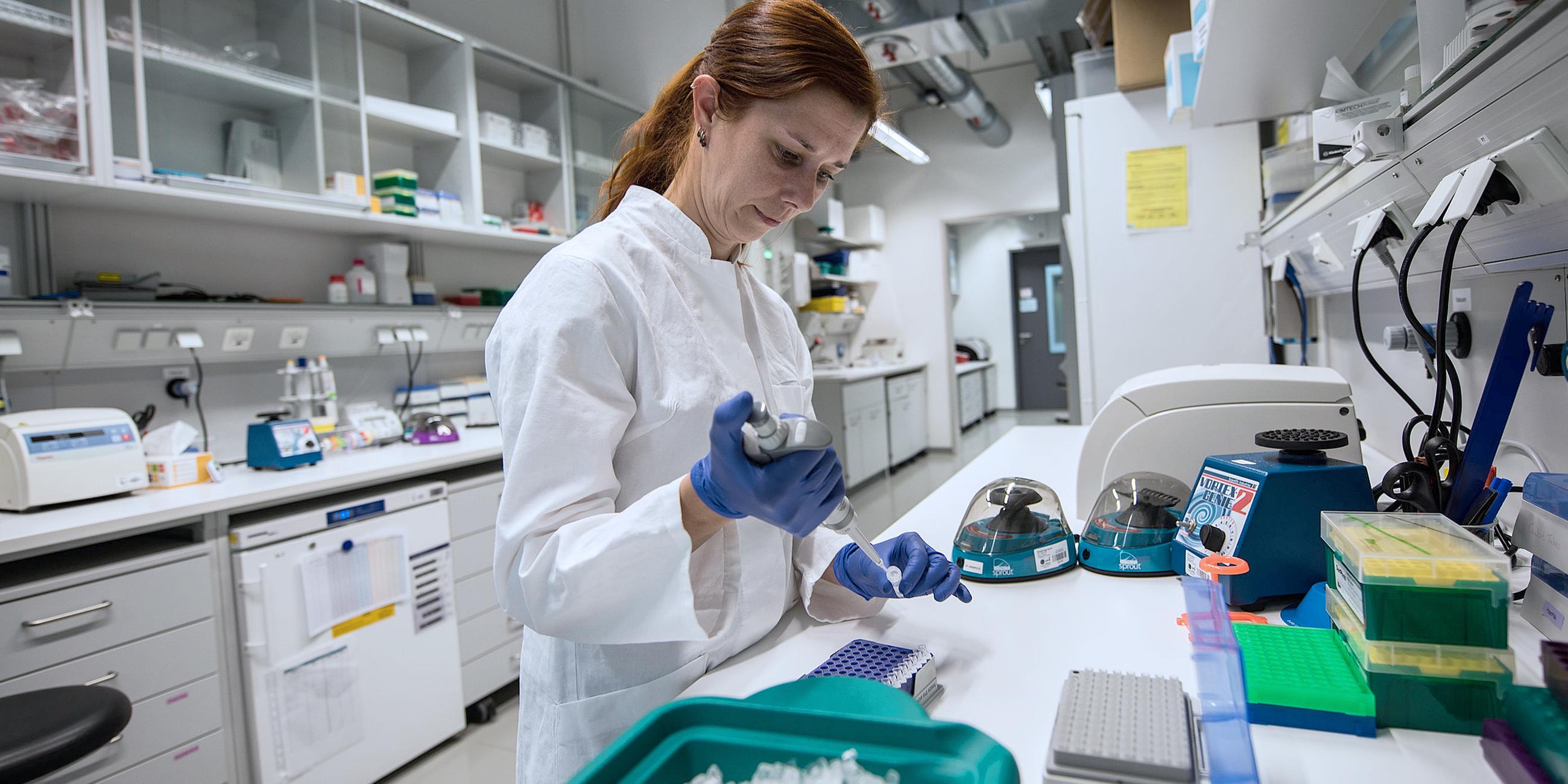 Eine Wissenschaftlerin bereitet mit einer Pipette Proben zu einer DNA-Sequenzierung vor (Archivbild).