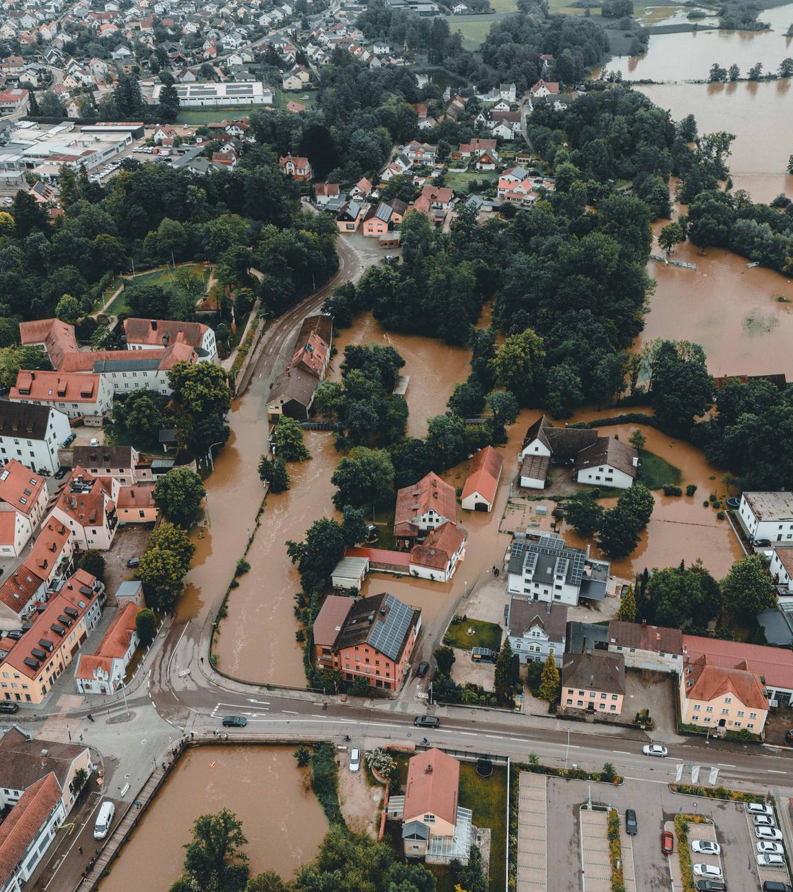 Vogelperspektive auf das Hochwasser in Abensberg im niederbayerischen Landkreis Kelheim. Viele Straßen und Felder sind überschwemmt.