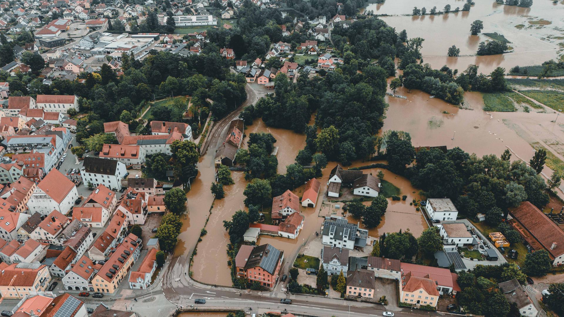 Vogelperspektive auf das Hochwasser in Abensberg im niederbayerischen Landkreis Kelheim. Viele Straßen und Felder sind überschwemmt.