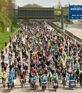 Auf einer Autobahn in Bayern fahren 5.000 Menschen Fahrrad und fordern so einen schnelleren Ausbau der Radwege.