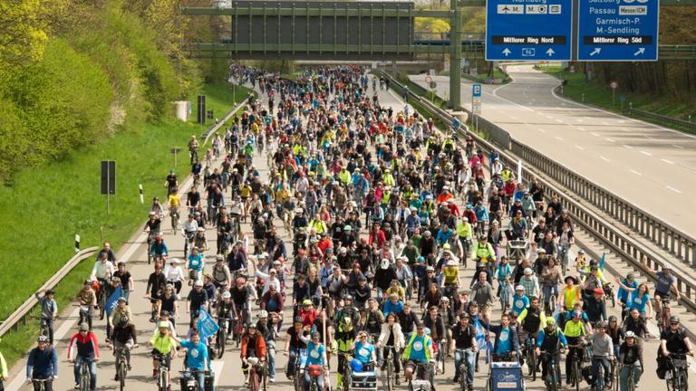 Auf einer Autobahn in Bayern fahren 5.000 Menschen Fahrrad und fordern so einen schnelleren Ausbau der Radwege.