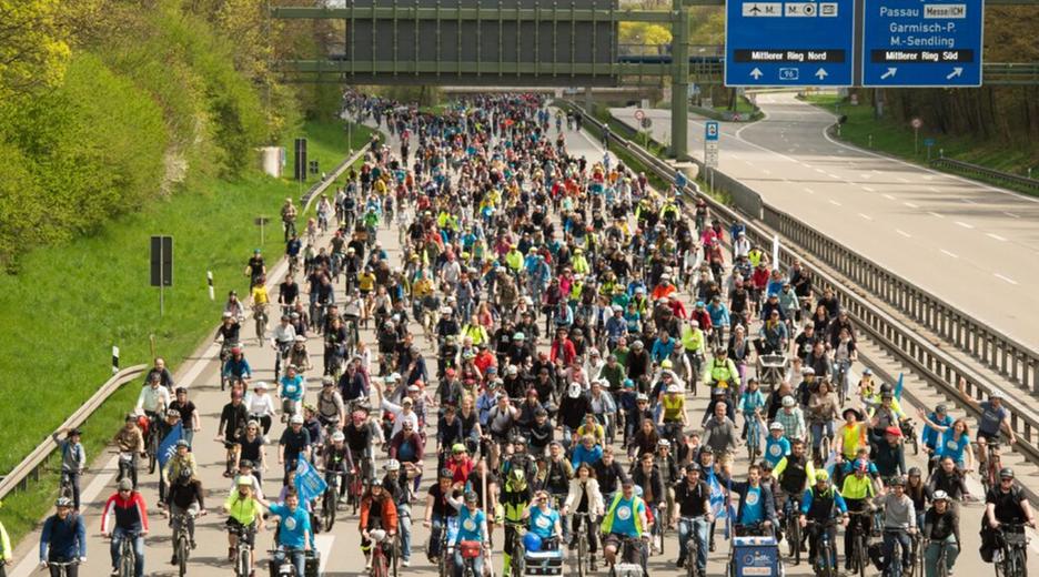 Auf einer Autobahn in Bayern fahren 5.000 Menschen Fahrrad und fordern so einen schnelleren Ausbau der Radwege.