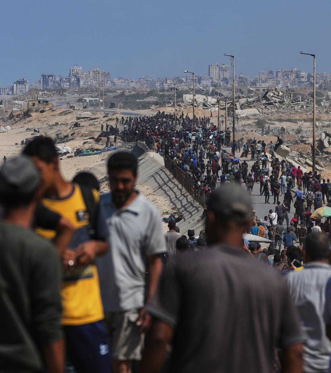 Menschen kehren zurück in ihre größtenteils zerstörte Heimat.
