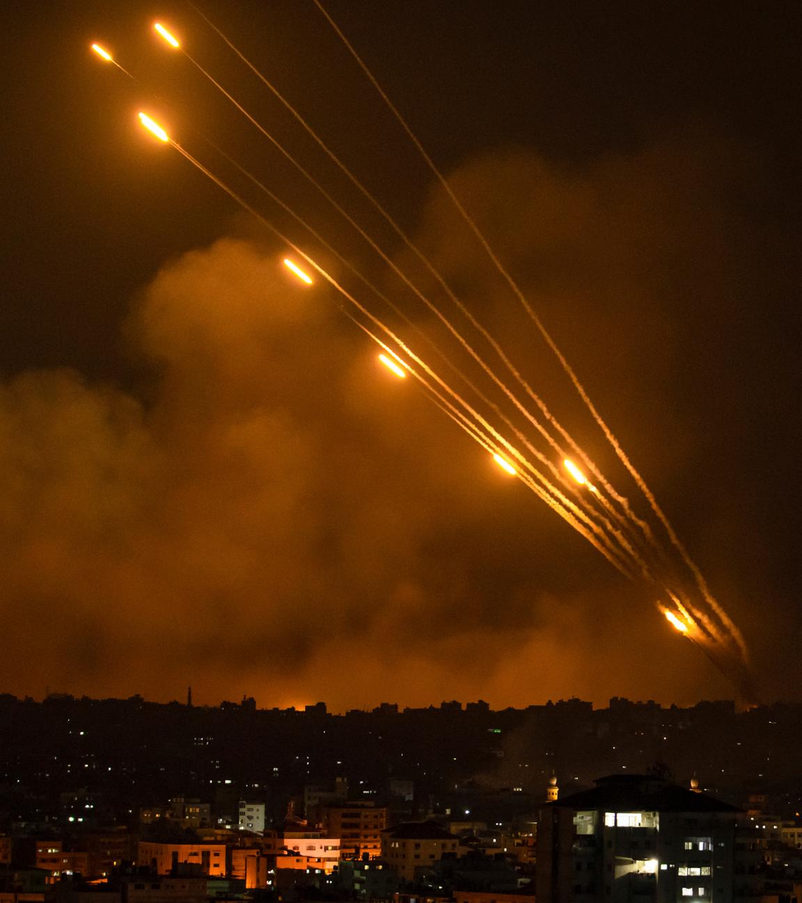 Raketen fliegen aus dem Gaza-Streifen in Richtung Israel.