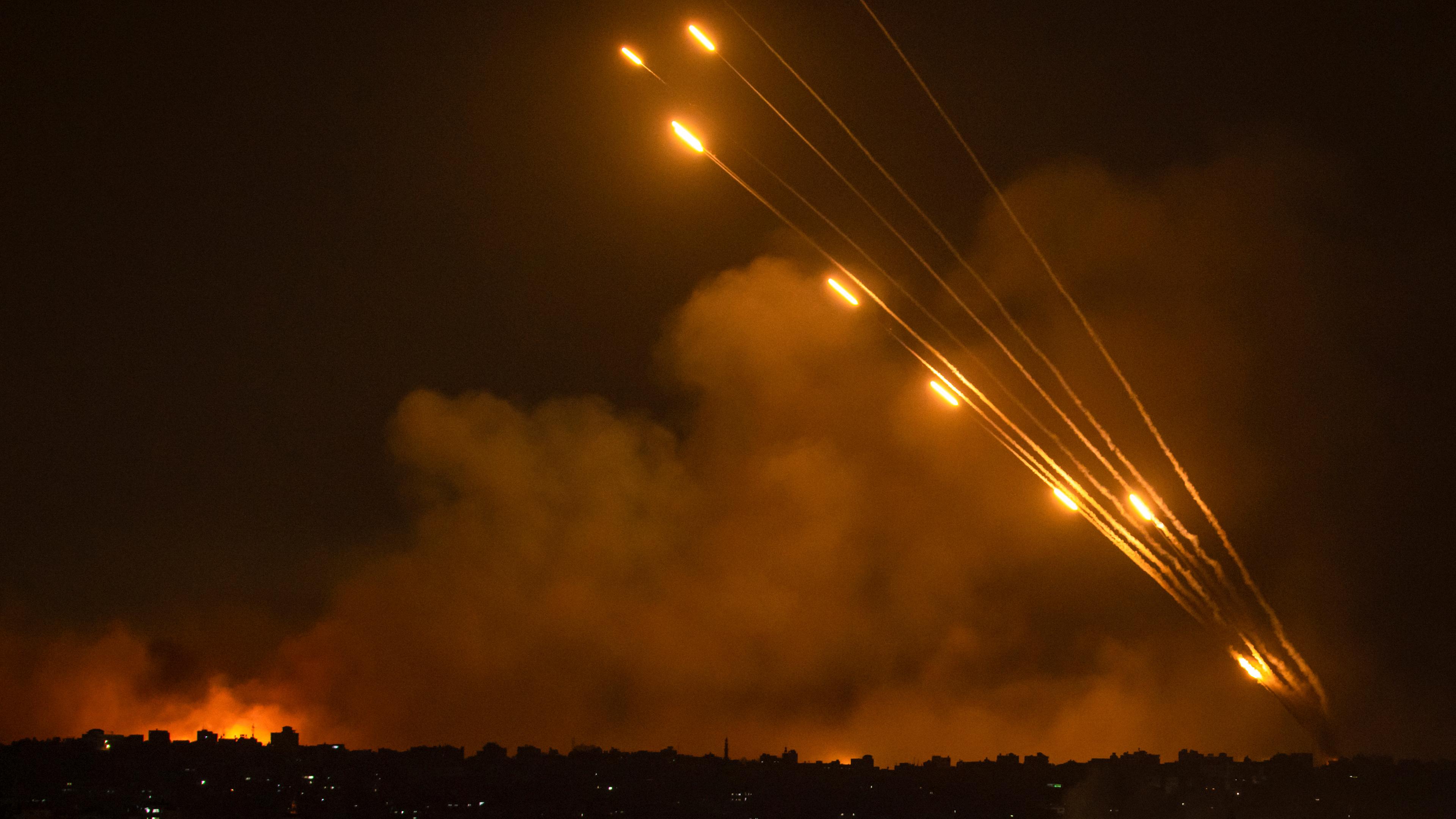 Raketen fliegen aus dem Gaza-Streifen in Richtung Israel.