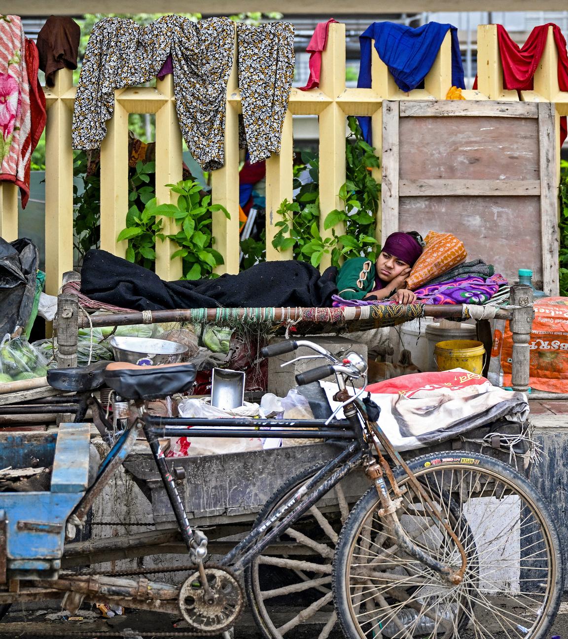 Nach schweren Regenfällen hat sich eine Frau in der indischen Hauptstadt Neu-Delhi ein provisorisches Notlager eingerichtet.