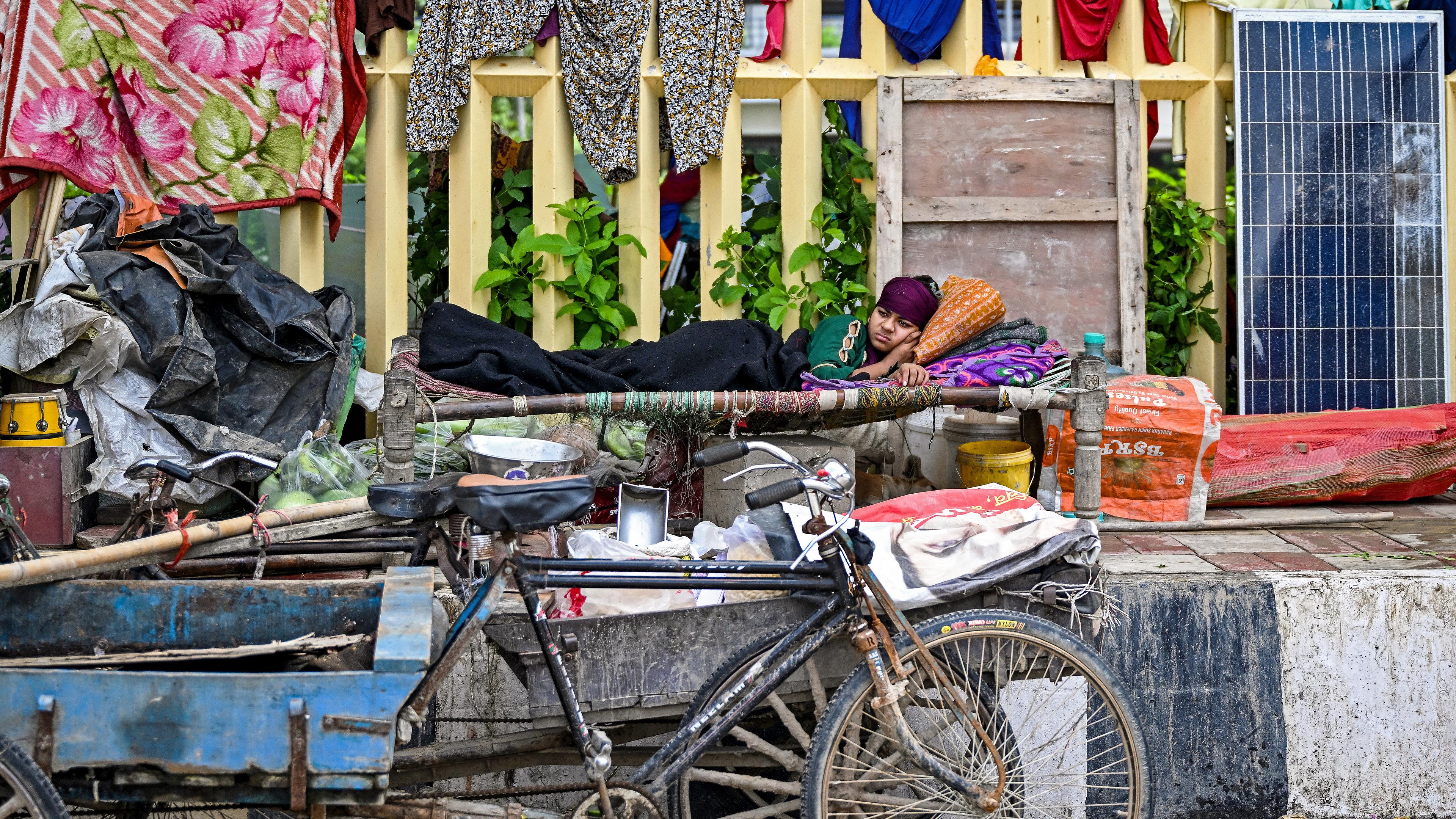 Nach schweren Regenfällen hat sich eine Frau in der indischen Hauptstadt Neu-Delhi ein provisorisches Notlager eingerichtet.
