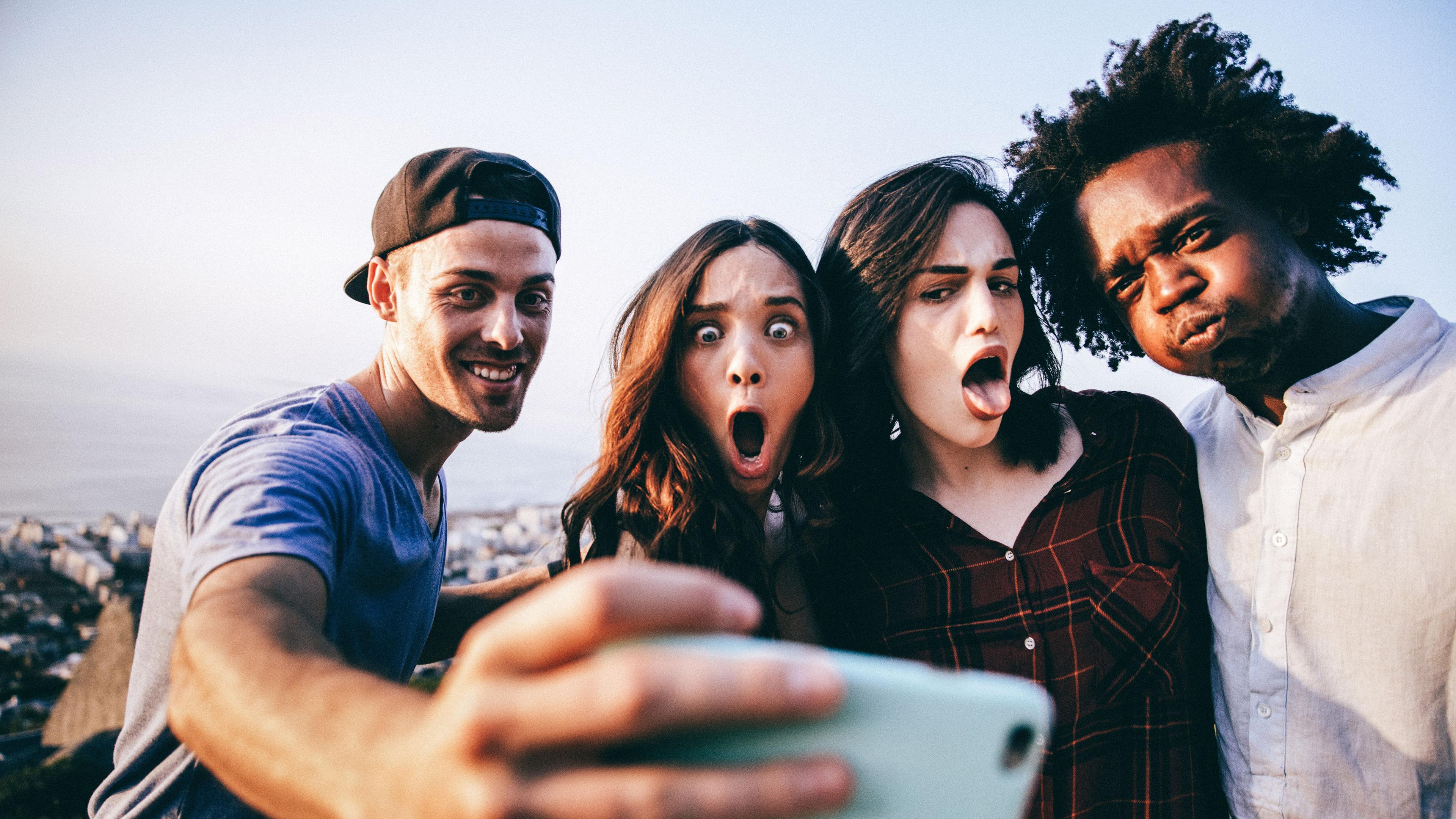 Jugendliche machen ein albernes selfie