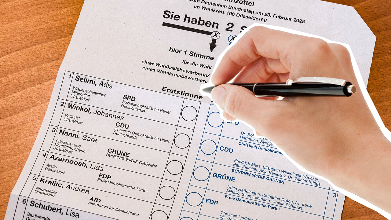 Eine Hand hält einen offenen Kugelschreiber über dem Stimmzettel zur Wahl des Bundestages.