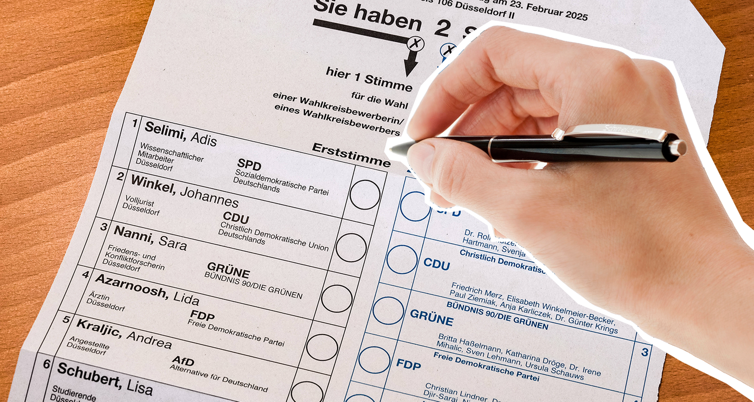 Eine Hand hält einen offenen Kugelschreiber über dem Stimmzettel zur Wahl des Bundestages.