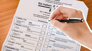 Eine Hand hält einen offenen Kugelschreiber über dem Stimmzettel zur Wahl des Bundestages.