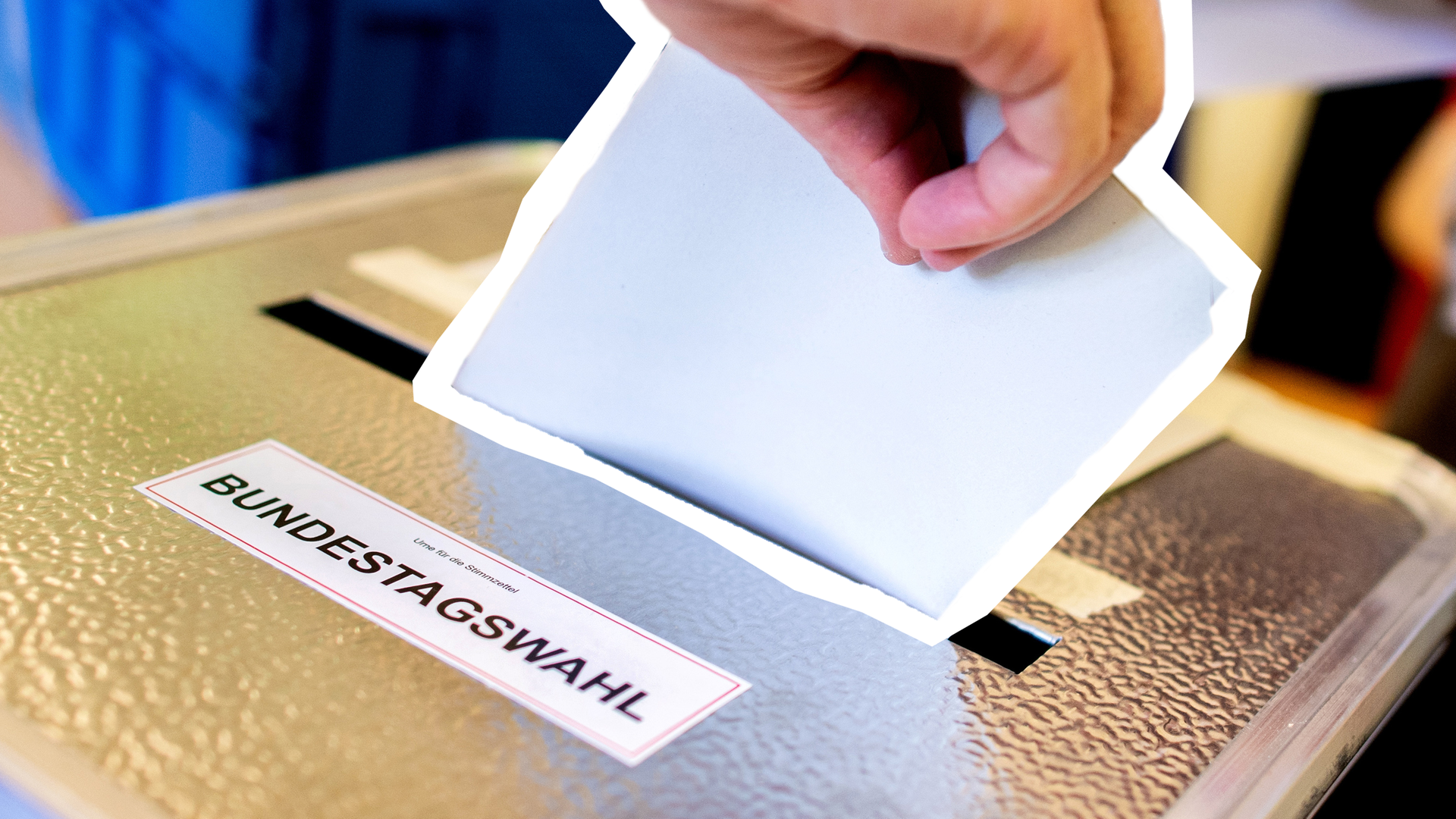 In einen grauen Wahlkontainer wird eine Stimme zur Bundestagswahl eingeworfen. 