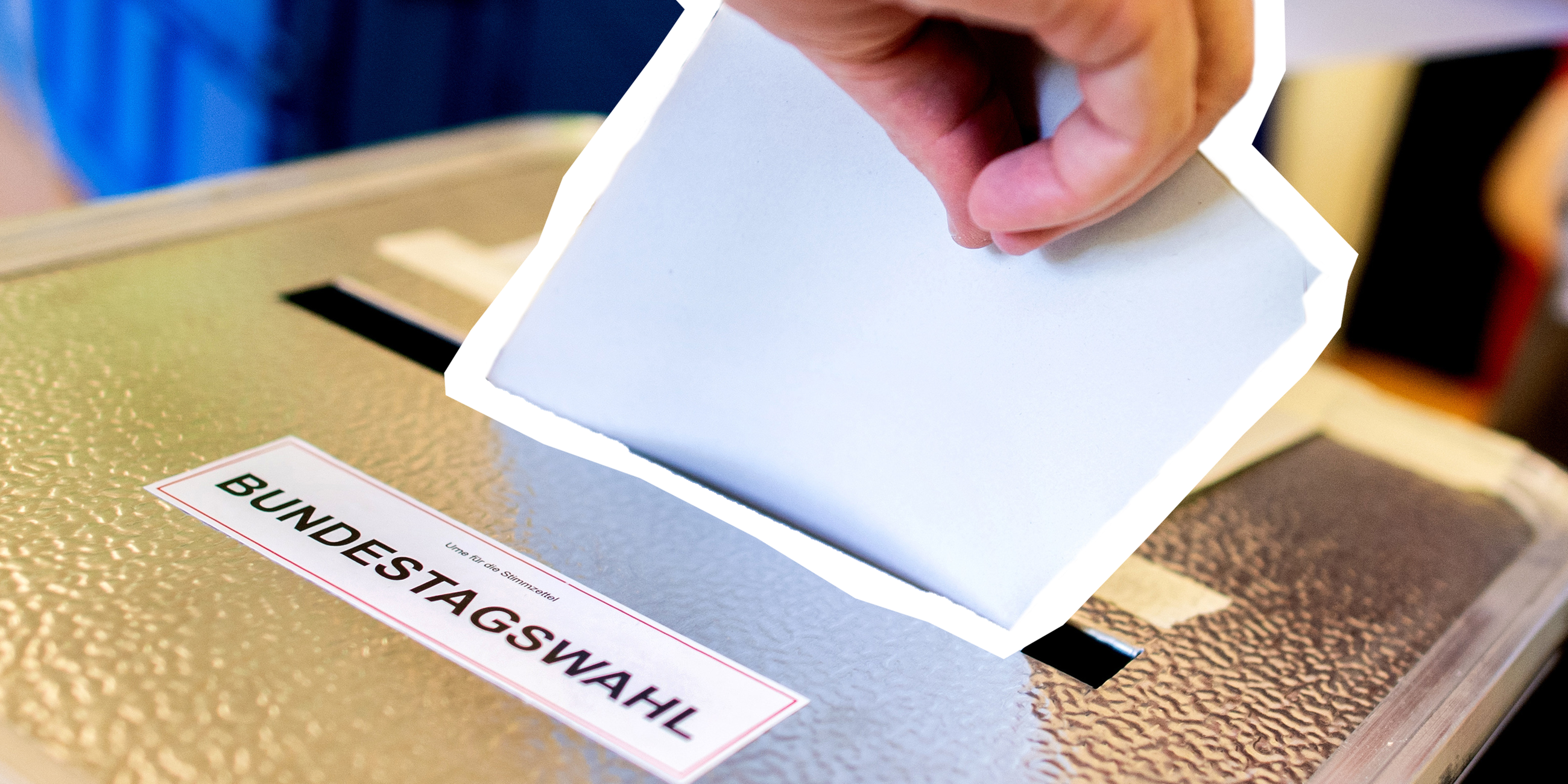 In einen grauen Wahlkontainer wird eine Stimme zur Bundestagswahl eingeworfen. 