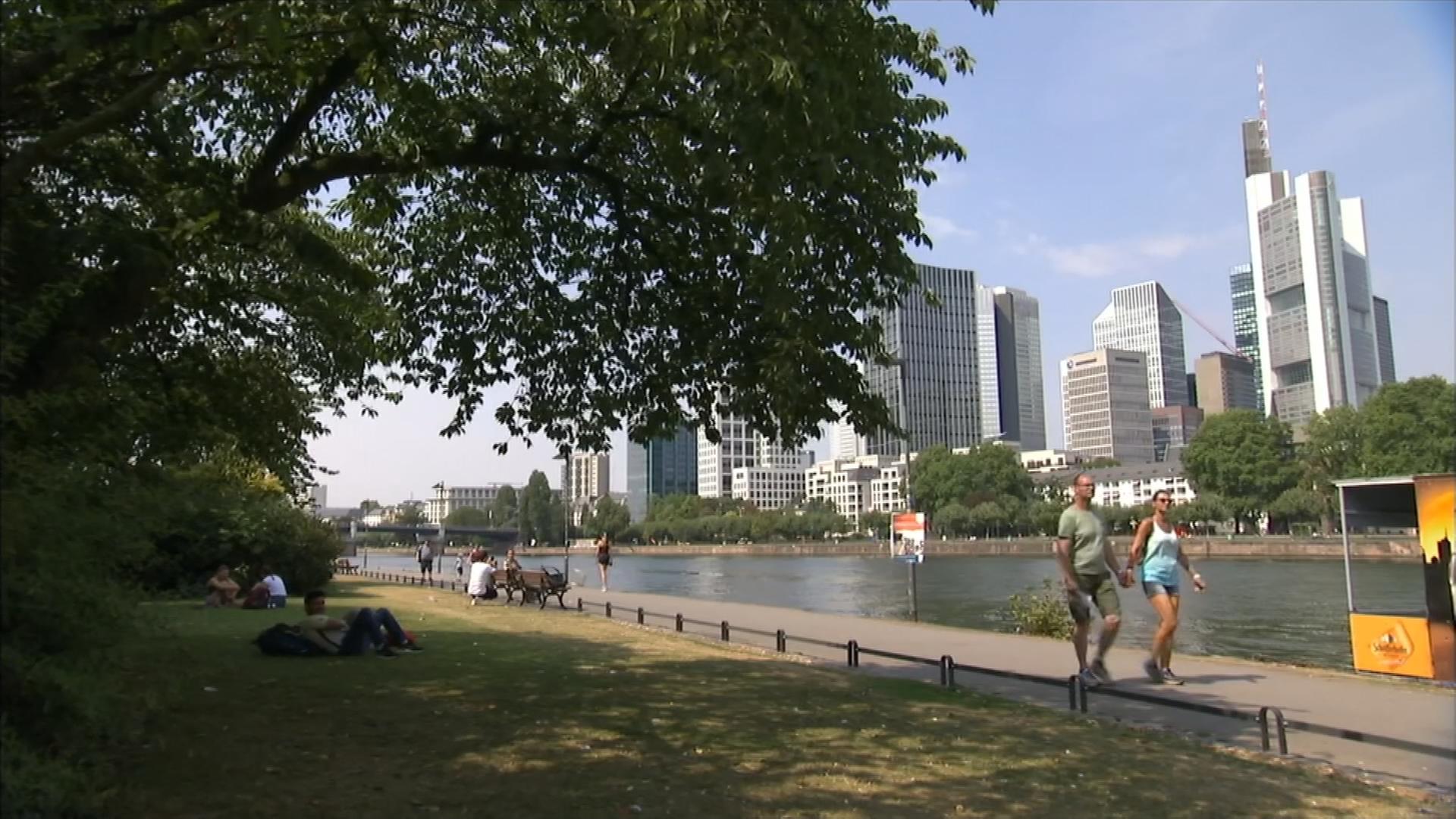 Spaziergänger am Mainufer in Frankfurt 